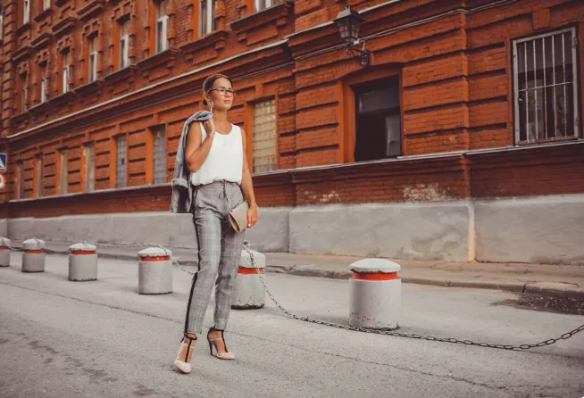 Jaro ovládnou odlehčené kalhoty. Vykouzlí delší nohy a krásnou siluetu