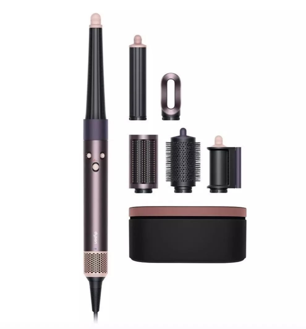 <p><strong>Multistyler a vysoušeč vlasů Dyson Airwrap id™</strong> – Straight+Wavy, 14190 Kč</p>

<p>Inovativní přístroj, který si přeje každá žena!&nbsp; Je navržen pro snadné a personalizované vytváření dokonalých kadeří stisknutím jediného tlačítka. Díky integrované Bluetooth® technologii se připojuje k aplikaci MyDyson™, která umožňuje vytvořit váš osobní profil a přizpůsobit nastavení tepla, proudění vzduchu a časování přesně podle vašeho typu vlasů.&nbsp;</p>

<p>&nbsp;</p>
