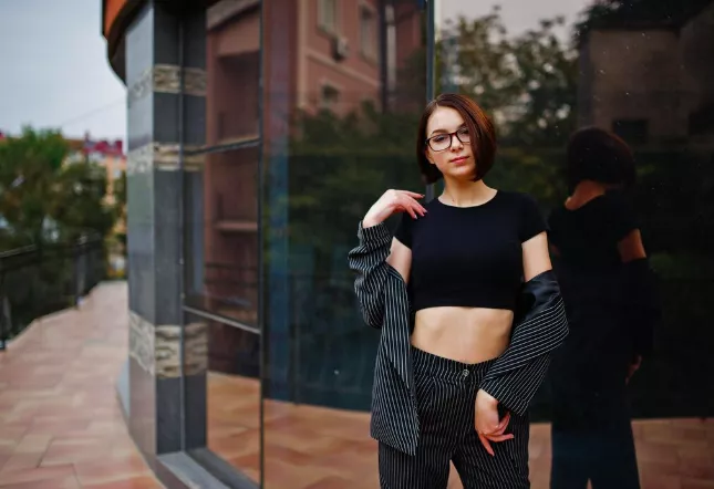 Pirátské halenky jako hlavní trend Francouzek na letošní jaro. vyberte si v galerii