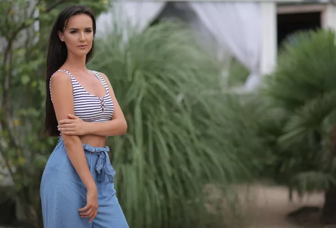 Pirátské halenky jako hlavní trend Francouzek na letošní jaro. vyberte si v galerii