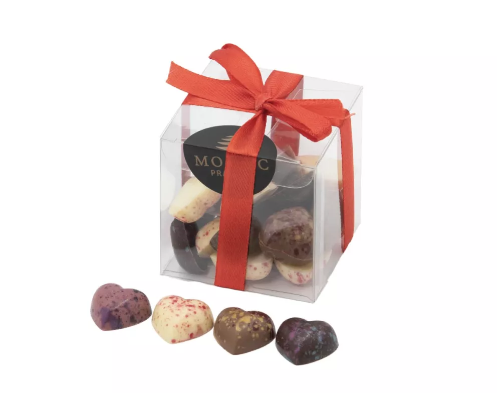 <p><strong>Čokoládová srdíčka mix 40g, 99 kč</strong></p>

<p>Malé srdíčkové radosti v podobě 4 druhů čokolády.&nbsp;<strong>Hořká</strong>&nbsp;54,5%,&nbsp;<strong>mléčná</strong>,&nbsp;<strong>bílá</strong>&nbsp;a&nbsp;<strong>ruby</strong>&nbsp;ve tvaru drobunkých&nbsp;ručně malovaných srdíček. Každé jako pohlazení.</p>

<p>&nbsp;</p>

