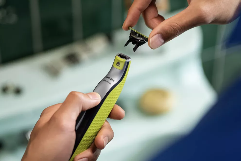 <p><span><span><span><strong><span><span>Philips OneBlade 360</span></span></strong></span></span></span></p>

<p><span><span><span><span>Zastřihuje, tvaruje a holí. Snadněji než kdy dříve. Zapomenete díky němu na zdlouhavé holení s&nbsp;více nástroji a plní přání mužů po celém světě – zkrotit vousy do 2 minut. </span>Philips OneBlade 360<span> si poradí s&nbsp;vousy jakékoli délky a díky inovativnímu břitu 360 holí v&nbsp;každém směru. Brání proti podráždění a pořezání pokožky, a navíc se dokonale přizpůsobí konturám obličeje, takže se dostane i do těžko dostupných míst kolem uší a pod bradou. Dá se používat na sucho i na mokro. </span></span></span></span></p>

<p><span><span><span>DMOC: <span>1199 Kč</span></span></span></span></p>
