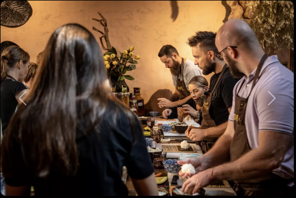 <p><strong>Kurz indonéské kuchyně pro 2 osoby, 4289 Kč</strong></p>

<p>Nadělte si společný zážitek a naučte se vařit jako profesionál. Cesta po Indonésií umí být pěkně divoká stejně jako krotká, potkáte se zde spoustu pralesů, skrytých drahokamů i nespočet street food festivalů. My Vás nyní na jeden zveme, trvá 3-4 hodiny a naučíte se ovládat jedinečné a zdravé chutě: Nasi Goreng, sambal manis, vaječná omeleta, krevety Soto Ayam, kurkuma, vejce, kokosové mléko, čili olej Balinese Summer Roll, závitek, kuře, kokosové mléko, arašídy, cassava, koriandr, mango Bali style Cocktail citrónová tráva, mekhong, mango, vanilka, čili, kokosová voda, limeta, palmový sirup.</p>

<p>Kurzy pořádá Café Buddha.</p>
