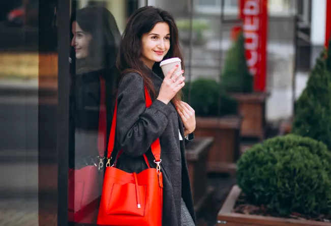 Nechcete nosit rudou rtěnku? Pak si pořiďte jiný kousek. Je trendem náročných žen