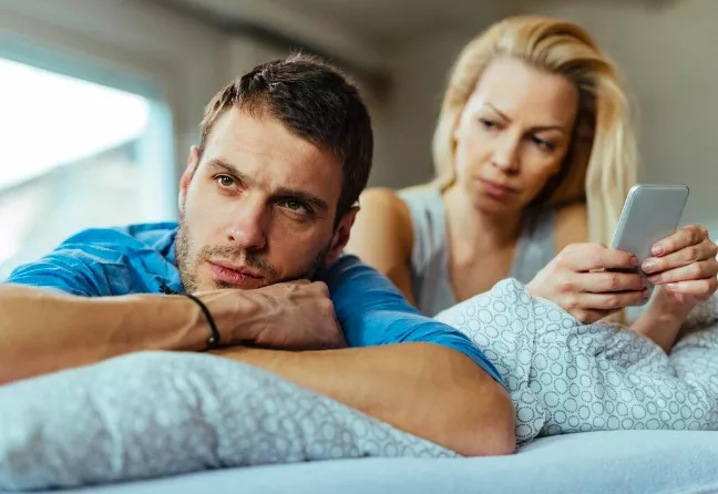 Příběh: Manžel měl každý týden novou milenku a já mu to dlouhé roky tolerovala. Teď ho ani nepozravím. Svěřila se Martina (46)