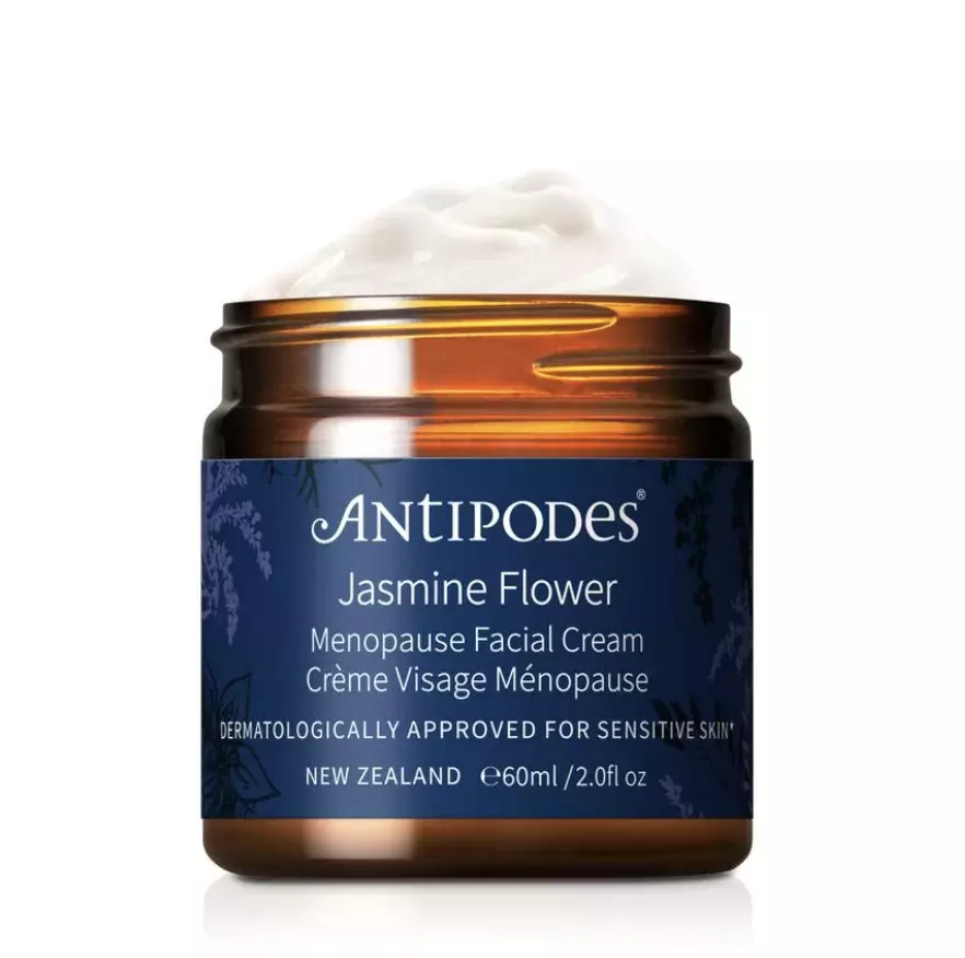 <p>&nbsp;</p>

<p>&nbsp;</p>

<p>&nbsp;</p>

<p><strong>Jasmine Flower Menopause Facial Cream, Antipodes, 1269 Kč</strong></p>

<p>Tento luxusní denní krém byl speciálně vyvinut pro pleť žen od perimenopauzy. Díky vybraným složkám, jako jsou heřmánkové peptidy, bio výtažky z ovsa, manuka med a fermentované květy jasmínu, je ideální pro všechny typy pleti, zejména však zarudlou, citlivou, zralou pleť se známkami ztráty vlhkosti nebo hormonálních nedokonalostí. Lehká hedvábná textura je obzvláště příjemná a nabízí chladivé vlastnosti a zároveň vyhlazuje vzhled pokožky a stimuluje syntézu kolagenu. Složení je zakončeno čistě přírodní vůní jasmínu.</p>
