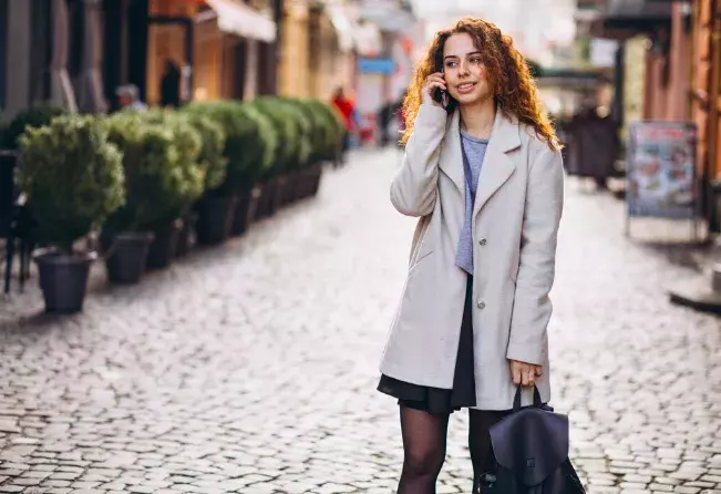 Krátké vlněné kabátky jsou oblíbeným kouskem seveřanek. Zvýrazní váš pas a sluší ženám 50+