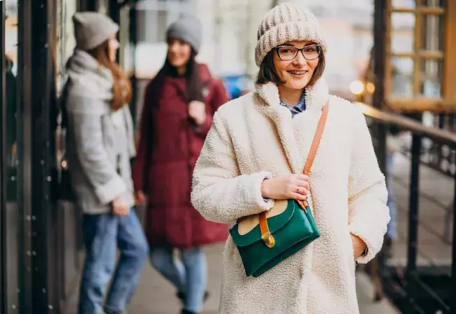 Krátké vlněné kabátky jsou oblíbeným kouskem seveřanek. Zvýrazní váš pas a sluší ženám 50+