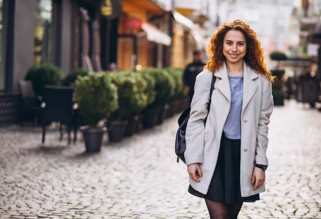 Krátké vlněné kabátky jsou oblíbeným kouskem seveřanek. Zvýrazní váš pas a sluší ženám 50+