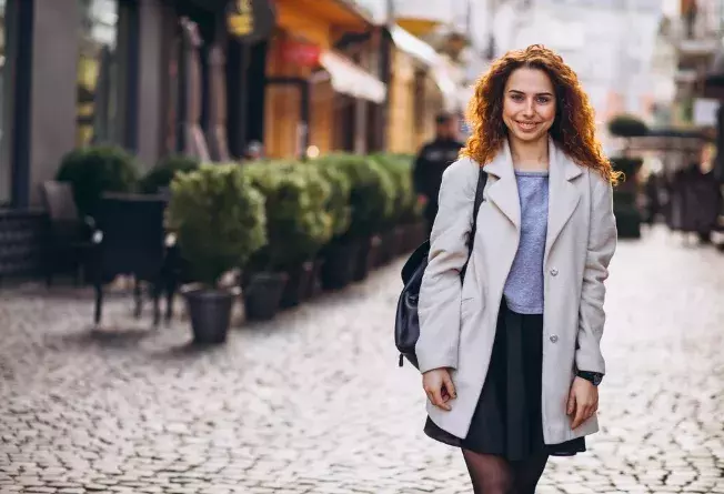 Krátké vlněné kabátky jsou oblíbeným kouskem seveřanek. Zvýrazní váš pas a sluší ženám 50+