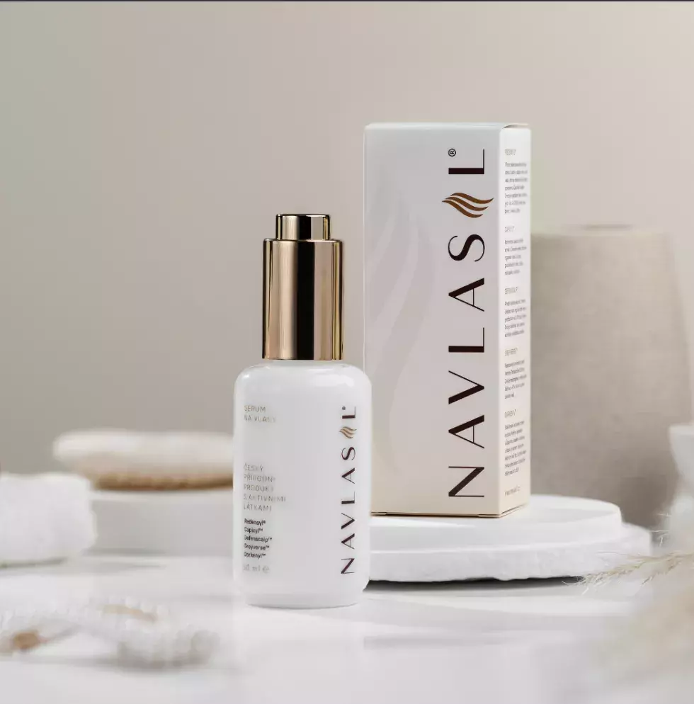 <p><strong>Sérum NAVLASIL proti vypadávání a šedivění vlasů, 1199 Kč</strong></p>

<p>Bezoplachové inovativní české sérum NAVLASIL® s obsahem&nbsp;<strong>aktivních látek</strong>&nbsp;pro obnovu hustoty vlasů, urychlení růstu, snížení maštění vlasů a zamezení vypadávání vlasů.</p>
