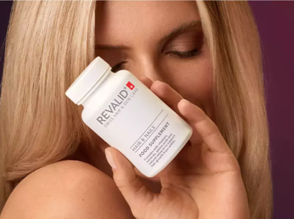 <p><strong>Revalid Hair Complex, 90 kapslí, 1065 Kč</strong></p>

<p>Revalid Hair Complex kombinuje&nbsp;methionin, biotin, zinek a selen s adaptogeny (reishi, polyporus) a extraktem z rozmarýnu, aby podpořil&nbsp;zdravé vlasy, nehty a pokožku. Produkt je&nbsp;100% veganský, bez lepku a laktózy, má formu kapslí a doporučené dávkování je&nbsp;1 kapsle denně&nbsp;(balení na 90 dní). Jde o doplněk stravy vyrobený podle švýcarské receptury v evropské výrobě; není náhradou pestré stravy.</p>
