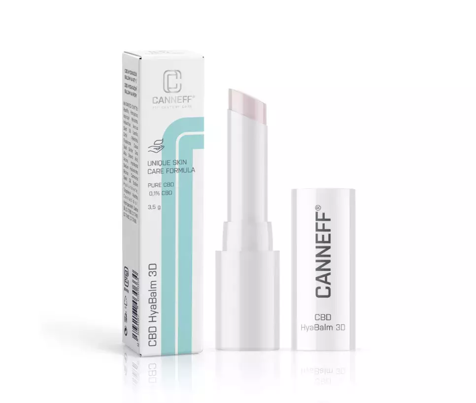 <p>CANNEFF<sup>®</sup>&nbsp;CBD Hyabalm 3D, hydratační balzám na rty, 173 Kč</p>

<p>Zvláčňující balzám na rty s obsahem&nbsp;<strong>CBD</strong>&nbsp;a&nbsp;<strong>třemi druhy kyseliny hyaluronové</strong>&nbsp;instantně&nbsp;<strong>zvláčňuje</strong>&nbsp;a&nbsp;<strong>hydratuje</strong>&nbsp;pokožku rtů až na 10 hodin, zároveň&nbsp;<strong>vyhlazuje jemné linky</strong>. Účinek pocítíte již po prvním použití.&nbsp;<strong>Kakaové máslo</strong>,&nbsp;<strong>lanolin</strong>&nbsp;a kombinace&nbsp;<strong>slunečnicového a ricinového oleje</strong>&nbsp;tvoří ochrannou bariéru. Balzám aplikujte dle potřeby několikrát denně . Balzám je vhodný jako podklad pod rtěnku.</p>
