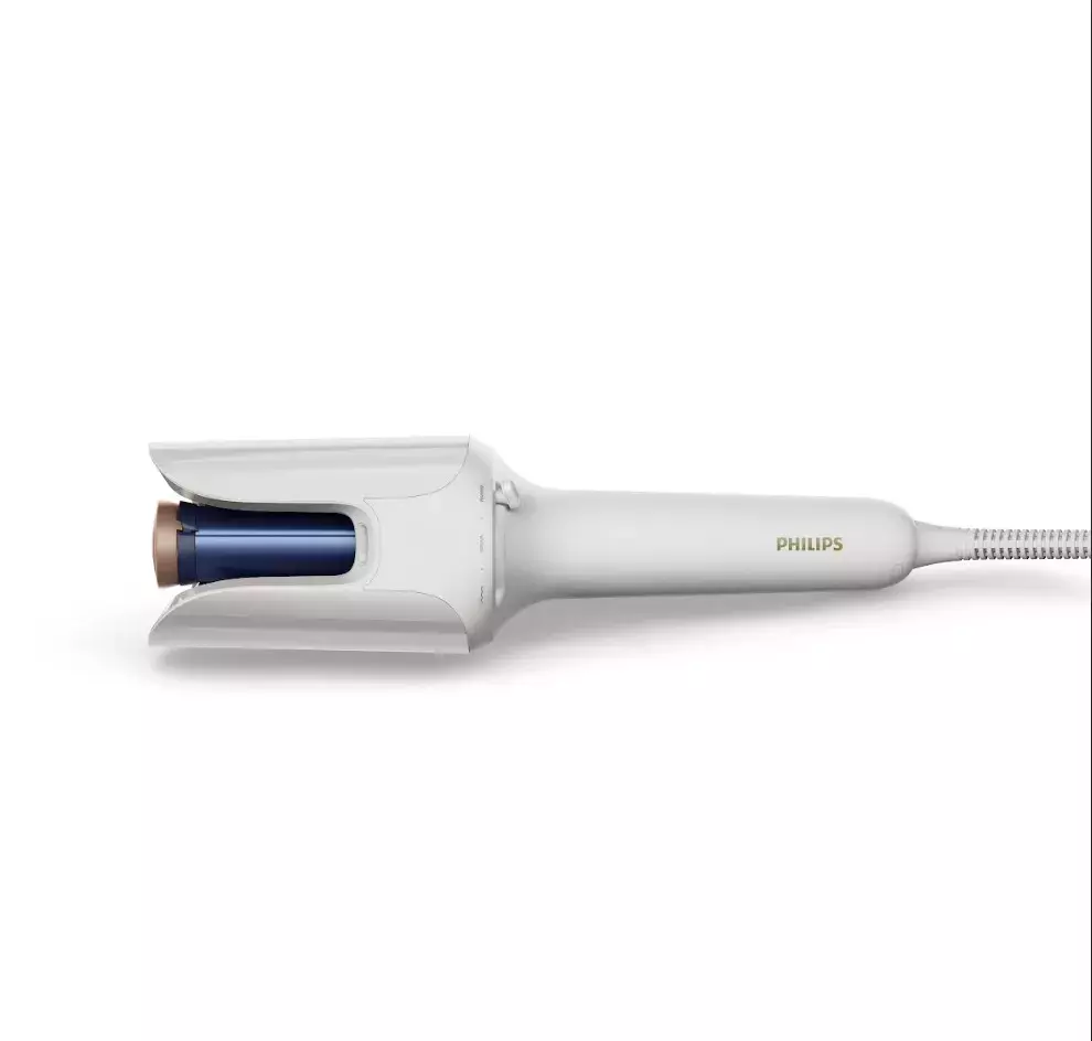 <p><strong>Kulma Philips WavePro Styler 9000,&nbsp;</strong></p>

<p>Nová kulma Philips WavePro Styler 9000 kombinuje špičkové&nbsp;technologie a snadné&nbsp;ovládání&nbsp;pro styling bez námahy. Nabízí pět přednastavených stylů, tři teplotní úrovně&nbsp;(170 °C, 190 °C, 210 °C) pro maximální&nbsp;přizpůsobení&nbsp;typu vlasů. Díky automatickému natáčení&nbsp;pramenů a keramickému povrchu s keratinem zajistí&nbsp;hladký&nbsp;skluz a ochranu proti poškození. Nahřeje se za 30 sekund, má extra dlouhý&nbsp;2m otočný&nbsp;kabel a bezpečnostní&nbsp;funkci automatického vypnutí&nbsp;po 60 minutách, takže se nemusíte bát, že ji náhodou necháte zapnutou. Pokročilý tepelný senzor sleduje teplotu vlasů 50x za sekundu, čímž zajistí maximální ochranu a zdravý vzhled. Výsledkem jsou přirozeně&nbsp;vypadající&nbsp;vlny, které&nbsp;vydrží&nbsp;až&nbsp;12 hodin.&nbsp;&nbsp;</p>

<p>DMOC: 5 799 Kč&nbsp;</p>
