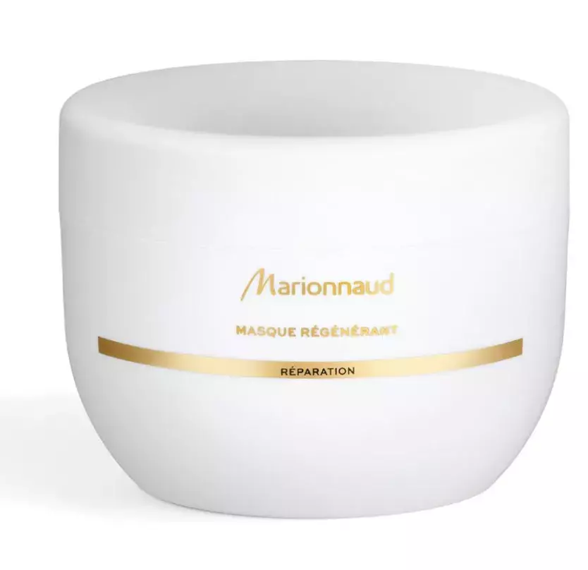 <p><strong>Intenzivní regenerační maska, Marionnaud, 629 Kč</strong></p>

<p>Bohatá, hedvábná textura s babassu olejem a ceramidy vyhlazuje povrch vlasů, pomáhá opravovat poškození a redukovat roztřepené konečky. Vlasy jsou hladší, lesklejší a poddajnější.&nbsp;</p>
