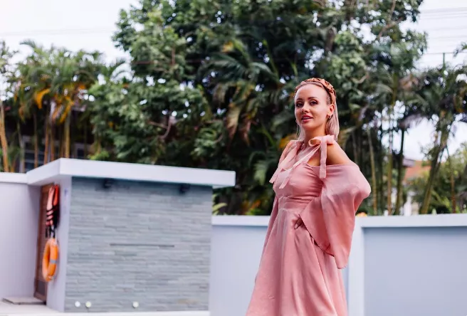 ⁠Myslíte si, že vaše postava není dokonalá? Zkuste tenhle trik: Do módy se vrací asymetrie 