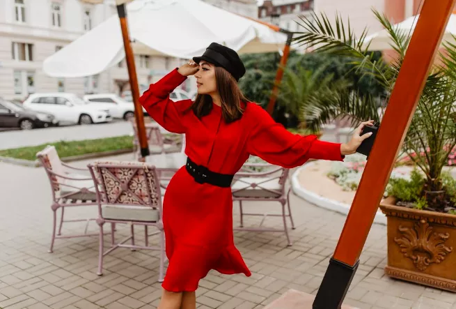 Tyto 3 barvy budou definovat módní paletu roku 2026 (Sytá červená, kobaltově modrá a kanárkově žlutá - nemusíte být Sparťanka