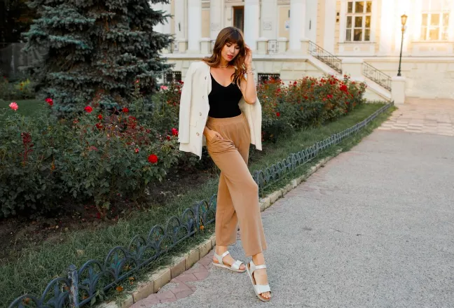 Zapomeňte na džíny. Letošní trend si žádá kalhoty z úplně jiného materiálu 