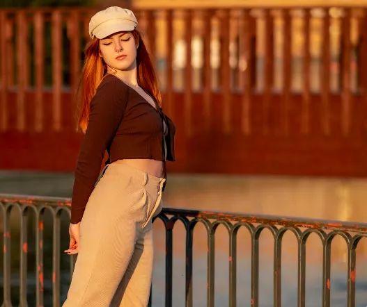 Zapomeňte na džíny. Letošní trend si žádá kalhoty z úplně jiného materiálu 