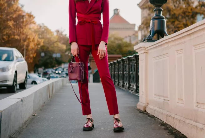 Zapomeňte na džíny. Letošní trend si žádá kalhoty z úplně jiného materiálu 