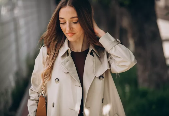 Trenčkoty britského typu ovládnou jaro. Jsou nudné, ale mají styl a ženám sluší