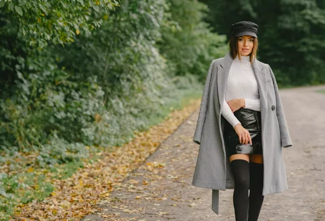 Trenčkoty britského typu ovládnou jaro. Jsou nudné, ale mají styl a ženám sluší