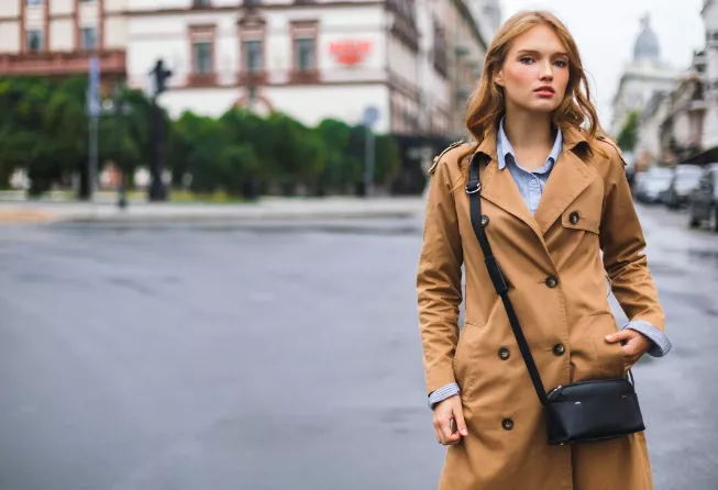 Trenčkoty britského typu ovládnou jaro. Jsou nudné, ale mají styl a ženám sluší