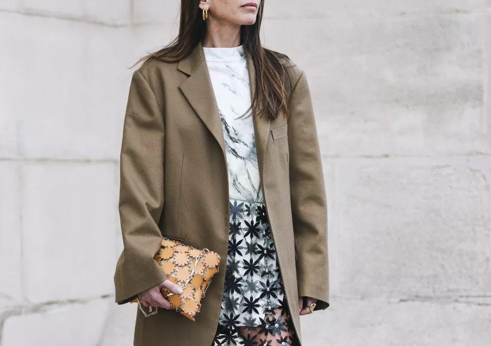 žena s originálním outfitu