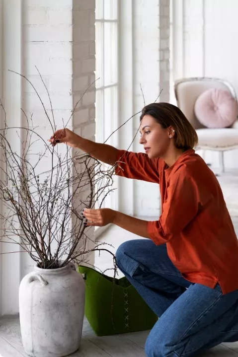 žena dělá dekorace