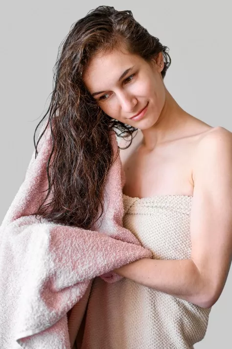 žena s ručníkem