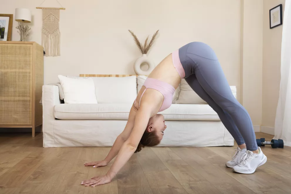 žena v pozici Pes hlavou dolů