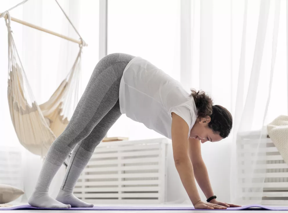 žena v pozici Pes hlavou dolů