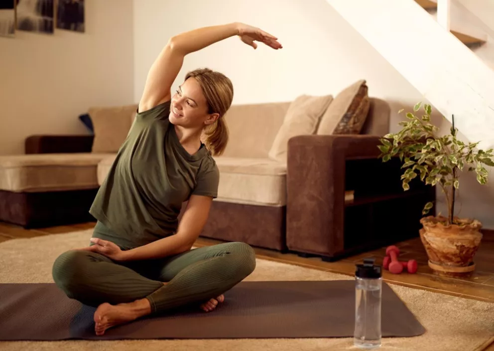 žena cvičí doma