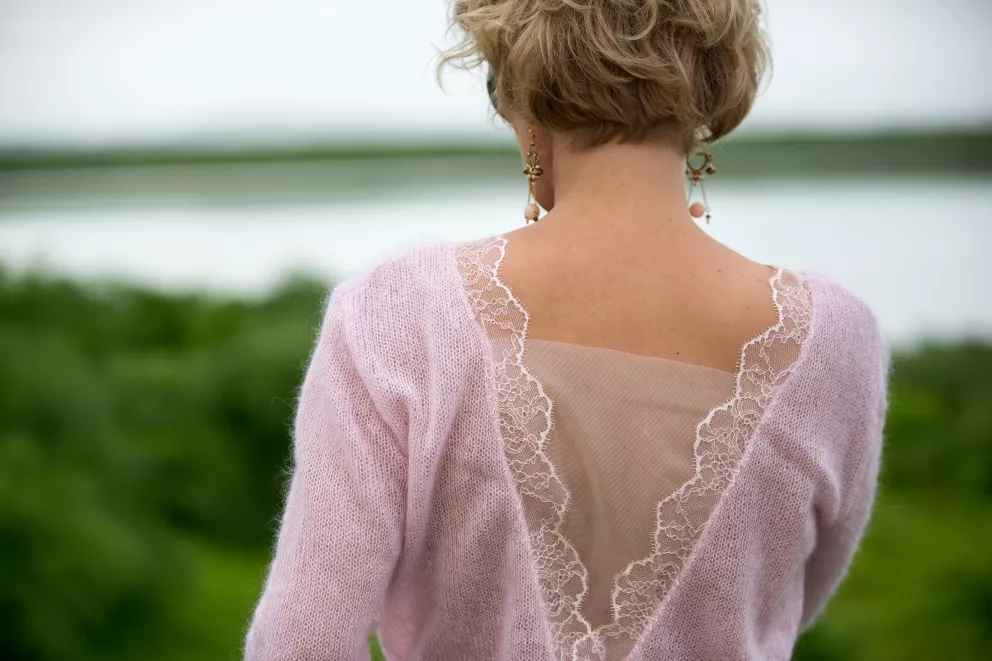 žena ve svetru lemovaném krajkou