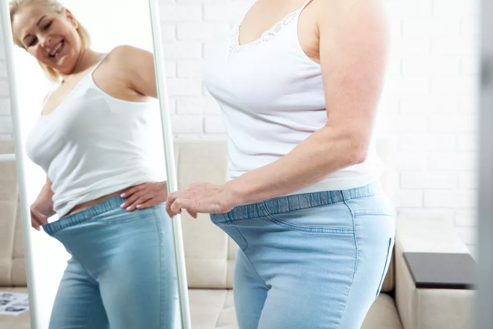 žena se pozoruje v zrcadle