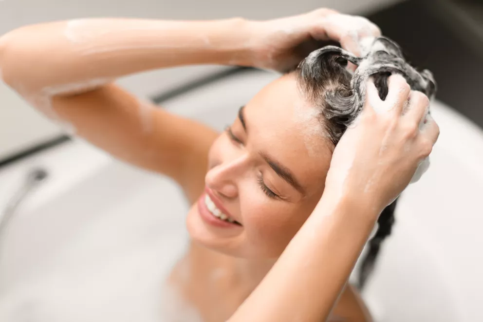 žena si myje vlasy