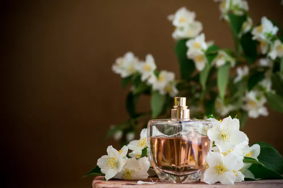 parfém s růží