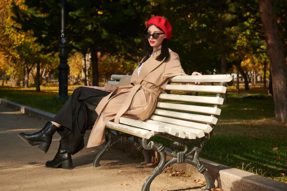 žena v trenčkotu