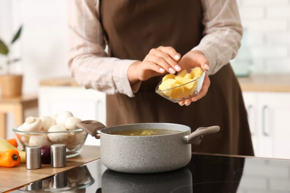 žena vaří brambory