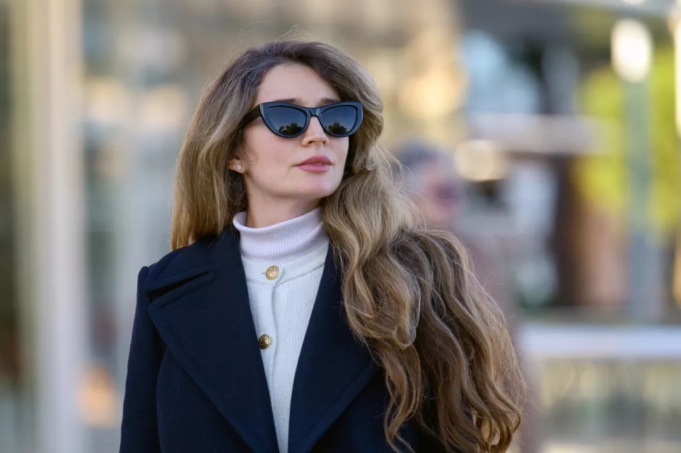 žena se slunečními brýlemi