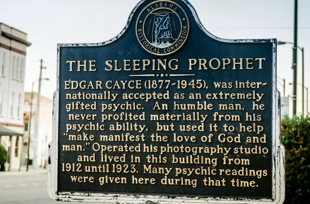 <p>Cedule před domem v Alabamě, kde bydlel Edgar Cayce.</p>
