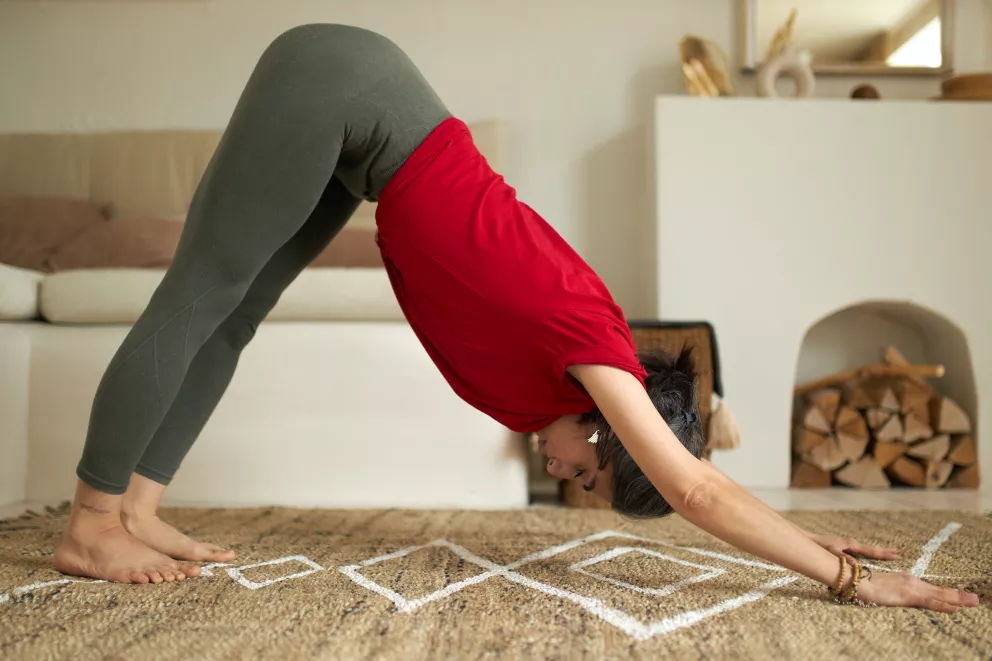 žena v pozici Pes hlavou dolů