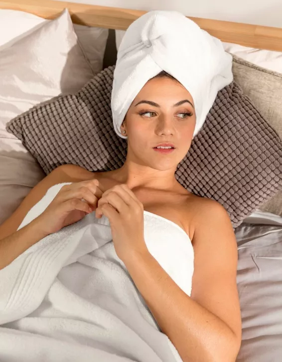 žena s mokrými vlasy