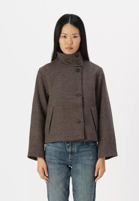 Bundy s vysokým límcem