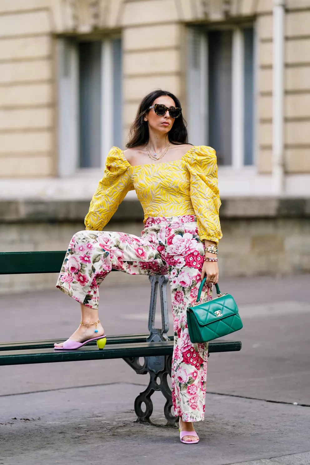 žena s květovanými kalhotami