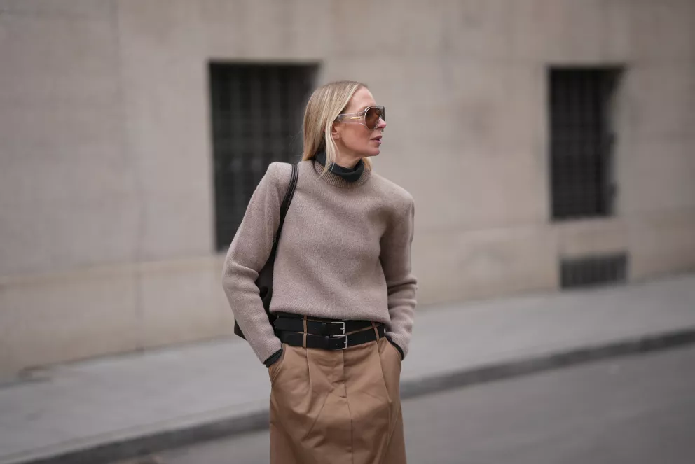 žena v sukni s kapsami