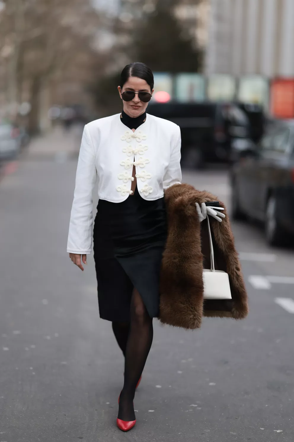 žena v napoleonské bundě