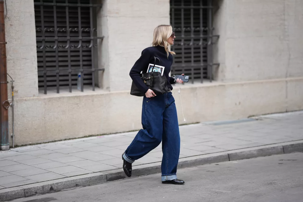 žena v ohrnutých džínách