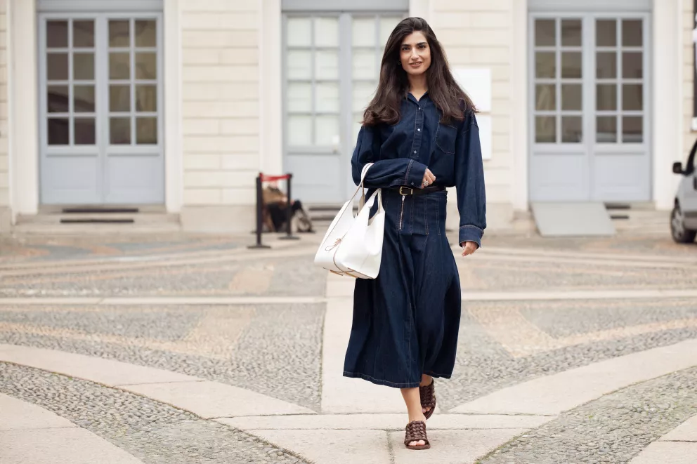 žena v denimovém outfitu