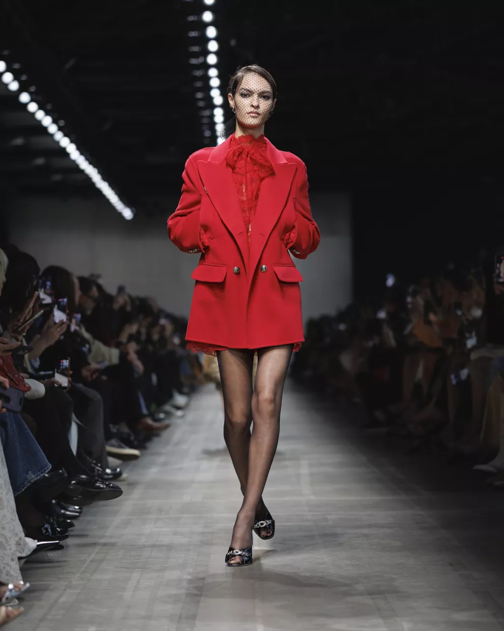 červený outfit fashion week milán